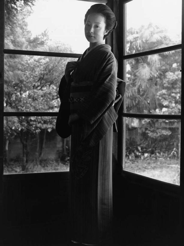 东方人,一个人,站,竖图,黑白,室内,白天,侧面,民族服装,草地,草坪,植物,窗户,亚洲,仅一个女性,仅一个人,阴影,和服,反射,影子,扭头,注视,黄种人,玻璃窗,草,树,树木,绿色,自然,观察,看,站着,转头,仅一个中年女性,服饰,生长,成长,观看,察看,正经,庄重,关注,端庄,严厉,吴服,唐草,唐花,唐锦,肃静,女人,女性,中年女性,亚洲人,站立,全身,传统服装,民俗服,矜重