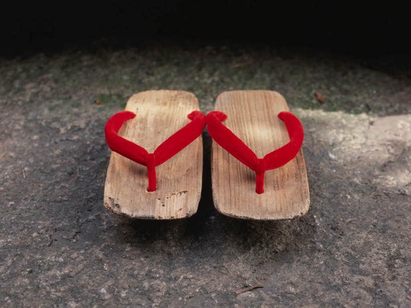 无人,横图,俯视,室外,特写,白天,静物,鞋子,一双,阴影,光线,木制,影子,木屐,红色,阳光,木制品,木鞋,彩图,高角度拍摄,人字拖,人字拖鞋