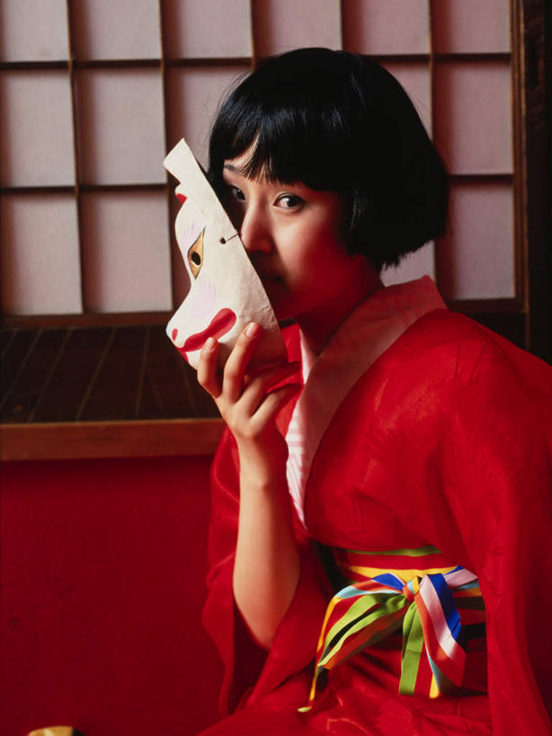 东方人,一个人,坐,竖图,室内,白天,正面,民族服装,门,亚洲,仅一个年轻女性,仅一个女性,仅一个人,拉门,握,阴影,和服,装饰,反射,面具,影子,墙,注视,黄种人,移门,墙壁,墙面,红色,观察,看,握着,服饰,观看,华丽,修饰,点缀,察看,关注,伪装,吴服,唐草,唐花,唐锦,衬托,美观,雅致,雅观,障子,纸门,假装,年轻女性,女人,女性,亚洲人,坐着,半身,彩图,传统服装,民俗服