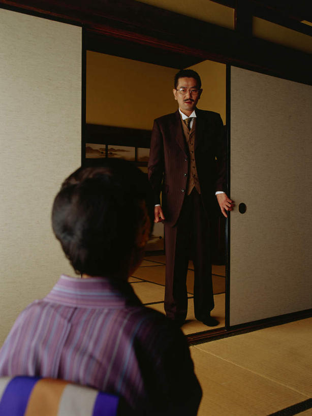 东方人,中年人,背部,两个人,家庭,夫妻,站,坐,竖图,室内,白天,正面,民族服装,衬衫,西装,爱情,门,亚洲,拉门,和服,套装,正装,墙,领带,塌塌米,榻榻米,浪漫,注视,职业装,黄种人,移门,相视,墙壁,墙面,观察,看,站着,温暖,温馨,一家人,面对面,恩爱,恋人,服饰,观看,对视,和睦,察看,互视,关注,相对,吴服,相看,唐草,唐花,唐锦,障子,纸门,叠席,男人,男性,女人,女性,中年男性,中年女性,亚洲人,夫妇,情侣,站立,坐着,半身,彩图,衬衣,传统服装,民俗服,伴侣,融洽