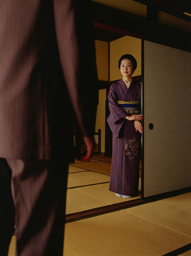 东方人,中年人,背部,两个人,家庭,夫妻,站,竖图,室内,白天,正面,民族服装,衬衫,西装,爱情,门,亚洲,拉门,握,和服,套装,正装,墙,领带,塌塌米,榻榻米,浪漫,注视,职业装,黄种人,移门,相视,墙壁,墙面,观察,看,站着,温暖,温馨,一家人,面对面,恩爱,握着,恋人,服饰,观看,对视,和睦,察看,互视,关注,相对,吴服,相看,唐草,唐花,唐锦,障子,纸门,叠席,男人,男性,女人,女性,中年男性,中年女性,亚洲人,夫妇,情侣,站立,半身,彩图,衬衣,传统服装,民俗服,伴侣,融洽