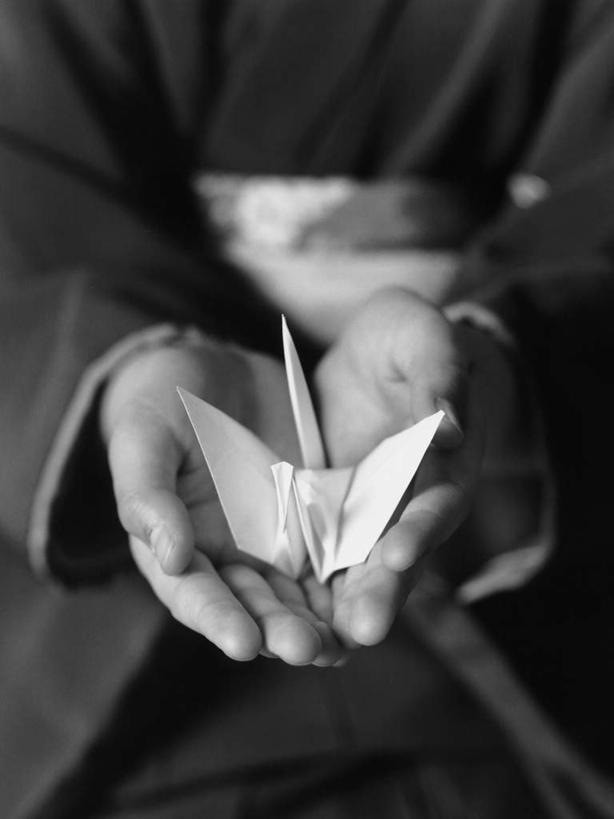 东方人,儿童,手,一个人,坐,捧,竖图,俯视,黑白,室内,特写,白天,民族服装,纯洁,亚洲,双手,仅一个女性,仅一个人,阴影,和服,朦胧,模糊,艺术,反射,影子,折纸,纸艺,手工艺品,千纸鹤,黄种人,文化,一个,小孩,纸鹤,纸制品,工艺品,仅一个小孩,手部,可爱,童年,童趣,服饰,单个,高雅,童真,烂漫,无邪,吴服,唐草,唐花,唐锦,工艺折纸,自信心,品位,天真,女孩,女人,女性,亚洲人,孩子,端,端着,捧着,手捧,坐着,半身,高角度拍摄,传统服装,民俗服,女生