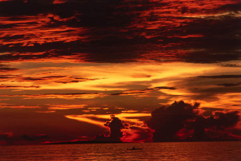 无人,横图,室外,白天,仰视,美景,日落,阴影,光线,影子,地平线,景观,晚霞,霞光,云,云朵,落日,辽阔,地面,火烧云,云彩,红色,阳光,自然,黄昏,广阔,景色,彩霞,一望无际,火红,自然风光,延伸,天地相交,赤色,无边无际,一马平川,夕照,夕阳,彩图,低角度拍摄,低云,斜阳