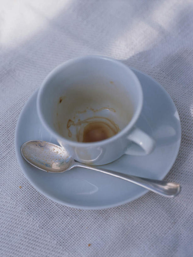 无人,竖图,俯视,室内,特写,白天,杯子,餐具,一把,阴影,反射,瓷器,碟子,盘,影子,勺子,咖啡杯,陶瓷制品,一杯,一个,盘子,调羹,碟,汤匙,热巧克力,肮脏,单个,瓷杯,邋遢,热可可,美禄,热朱古力,龌龊,污秽,彩图,高角度拍摄