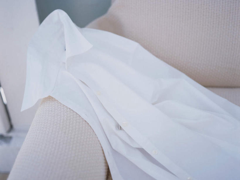 无人,客厅,横图,俯视,室内,特写,白天,衬衫,沙发,静物,阴影,反射,影子,白色,一件,起居室,布艺沙发,客堂,彩图,高角度拍摄,衬衣