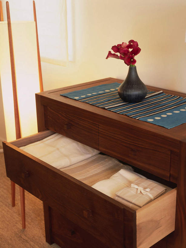 无人,竖图,室内,特写,白天,正面,柜子,花瓶,纺织品,一堆,许多,阴影,堆叠,堆积,装饰,盛开,反射,毛毯,毯子,影子,陶瓷,墙,陶瓷制品,储物柜,花蕾,墙壁,墙面,花,花瓣,花朵,鲜花,纺织,瓶子,垫子,花苞,花蕊,温暖,堆,华丽,修饰,点缀,储存,衬托,美观,雅致,雅观,储备,蕴藏,贮备,彩图,贮存