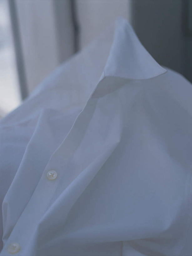 无人,竖图,室内,特写,白天,正面,衬衫,静物,阴影,反射,影子,纽扣,白色,一件,钮扣,彩图,衬衣