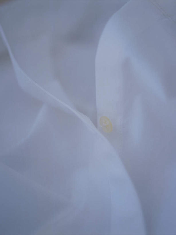 无人,竖图,俯视,室内,特写,白天,衬衫,静物,阴影,反射,影子,纽扣,白色,钮扣,卫生,纯真,洁净,光明,恬静,中间色,朴素,清白,彩图,高角度拍摄,衬衣