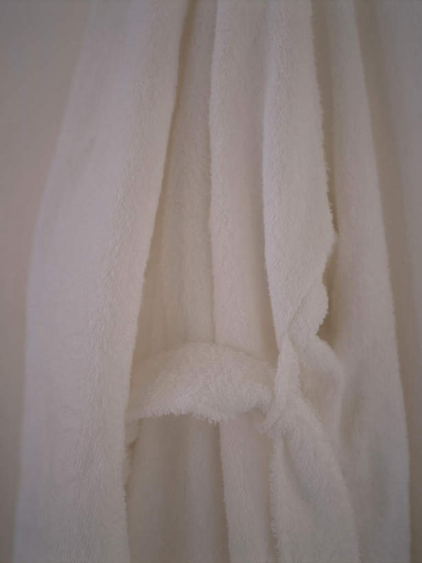 无人,竖图,室内,特写,白天,正面,浴袍,静物,阴影,反射,影子,墙,墙壁,墙面,白色,卫生,纯真,洁净,光明,恬静,中间色,朴素,清白,彩图,汤帷子,浴衣