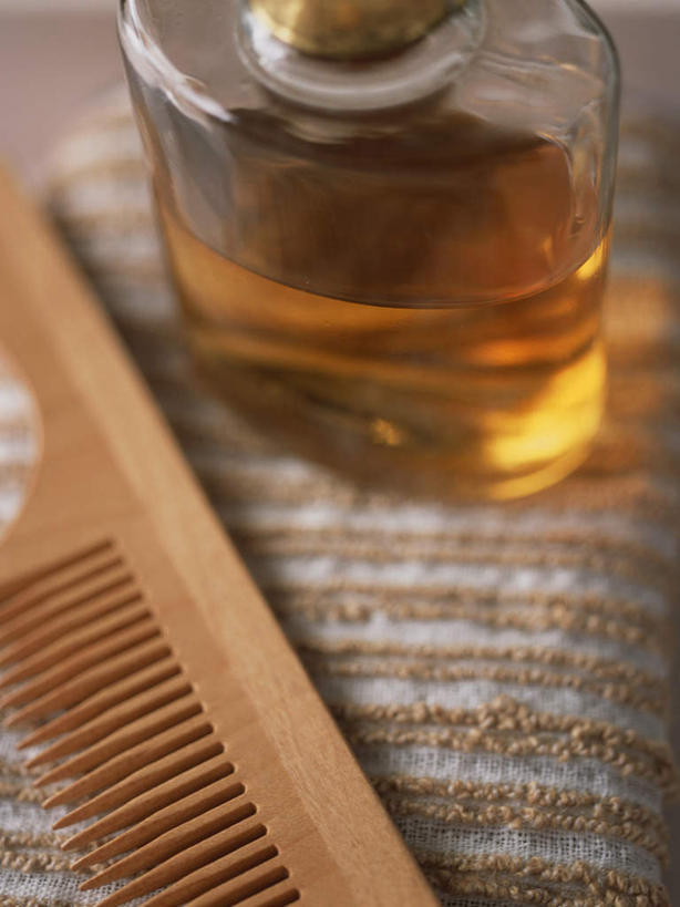 无人,竖图,俯视,室内,特写,白天,静物,一把,一条,阴影,反射,纺织物,影子,梳子,玻璃制品,玻璃瓶,精油,瓶子,毛巾,日用品,清洁,保暖,透气,防水,美发用品,储水,耐磨,吸水,芳香植物,芳香油,挥发油,香精油,彩图,高角度拍摄