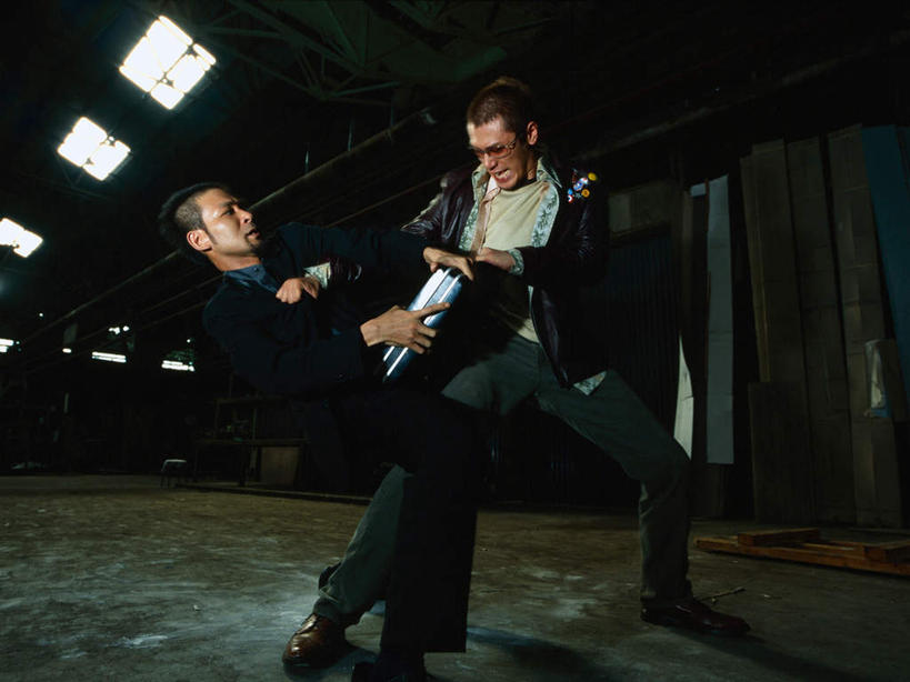 东方人,两个人,伙伴,朋友,站,横图,室内,夜晚,正面,友谊,合作,团队,天花板,亚洲,阴影,服装,反射,影子,地面,注视,休闲装,黄种人,衣服,观察,看,站着,休闲,休闲服,战略,服饰,观看,打架,犯罪,察看,下腰,暴力,阴暗,罪犯,关注,困惑,斗殴,联合,合谋,猜忌,猜疑,配合,协作,男人,男性,年轻男性,亚洲人,站立,彩图,全身