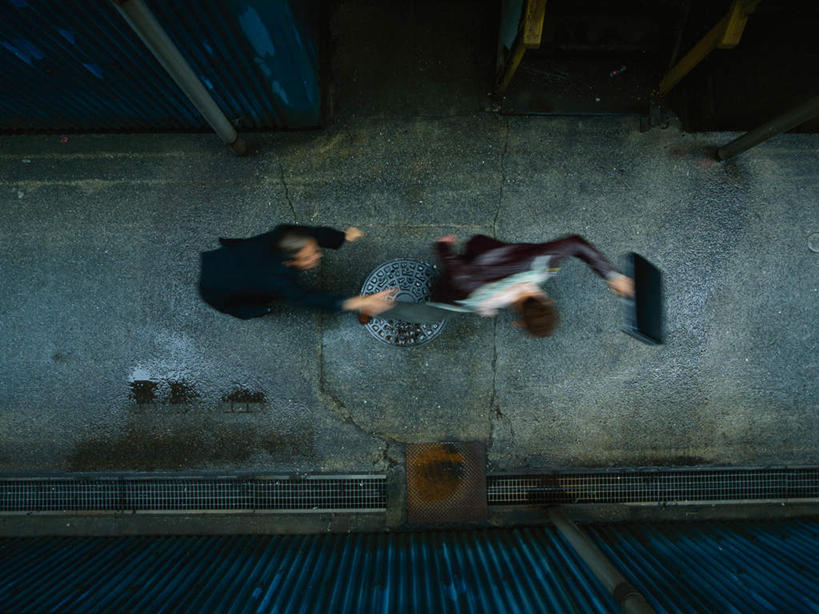 东方人,两个人,家,横图,俯视,室外,白天,亚洲,阴影,服装,朦胧,模糊,反射,包,公文包,影子,房屋,屋子,注视,休闲装,黄种人,楼房,住宅,衣服,奔跑,观察,看,休闲,休闲服,服饰,公事包,观看,犯罪,察看,关注,盗窃,偷窃,小偷,窃贼,盗贼,贼,偷盗,逃跑,男人,男性,中年男性,亚洲人,彩图,高角度拍摄,全身,房子