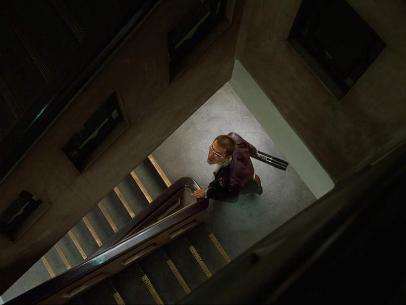 东方人,一个人,栏杆,横图,俯视,室内,白天,窗户,楼梯,亚洲,仅一个男性,仅一个人,仅一个中年男性,服装,扶手,阶梯,墙,注视,休闲装,黄种人,护栏,玻璃窗,墙壁,墙面,台阶,衣服,奔跑,观察,看,休闲,休闲服,服饰,观看,察看,关注,逃跑,男人,男性,中年男性,亚洲人,彩图,高角度拍摄,全身