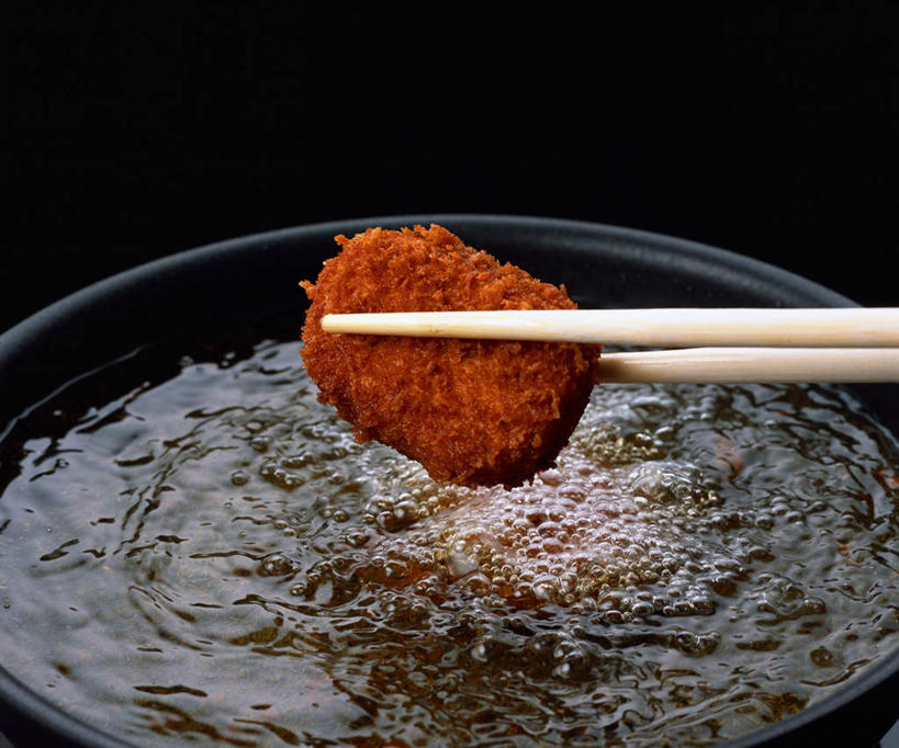 无人,横图,俯视,室内,特写,白天,烹饪,厨房,筷子,餐具,厨具,金属制品,一块,沸腾,金属,锅子,鸡肉,肉,食用油,油,油炸,日本料理,料理,食品,文化,传统,锅,菜肴,美食,肉类,油锅,食物,日式料理,日式,佳肴,锅具,礼节,鸡排,礼仪,肉食,烹饪用具,进餐用具,烹调用具,烹调,彩图,高角度拍摄,灶间