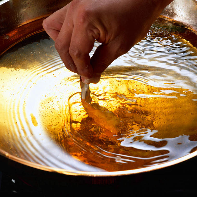 海鲜,东方人,一个人,厨师,方图,俯视,室内,特写,白天,烹饪,厨房,厨具,金属制品,亚洲,仅一个男性,仅一个人,仅一个中年男性,握,沸腾,金属,锅子,明虾,食用油,虾,油,油炸,拿,拿着,黄种人,锅,水产,海洋生物,油锅,一只,握着,锅具,水生动物,海产品,水生物,海底动物,烹饪用具,男人,男性,中年男性,亚洲人,厨师长,厨子,大厨,主厨,烹调用具,烹调,半身,彩图,高角度拍摄,灶间