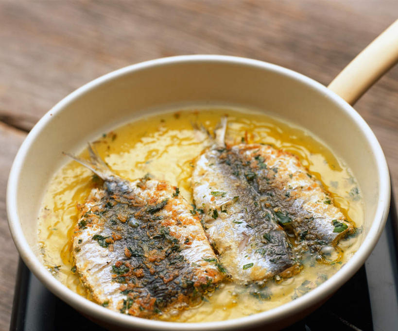 无人,横图,俯视,室内,特写,白天,烹饪,餐桌,厨房,桌面,桌子,厨具,金属制品,两块,沸腾,装饰,金属,木制,锅子,调料,肉,食用油,油,油炸,鱼肉,日本料理,料理,食品,调味品,调味料,锅,菜肴,美食,肉类,油锅,食物,木制品,日式料理,日式,佳肴,餐台,锅具,手柄,华丽,修饰,点缀,肉食,烹饪用具,衬托,美观,雅致,雅观,烹调用具,烹调,彩图,高角度拍摄,灶间