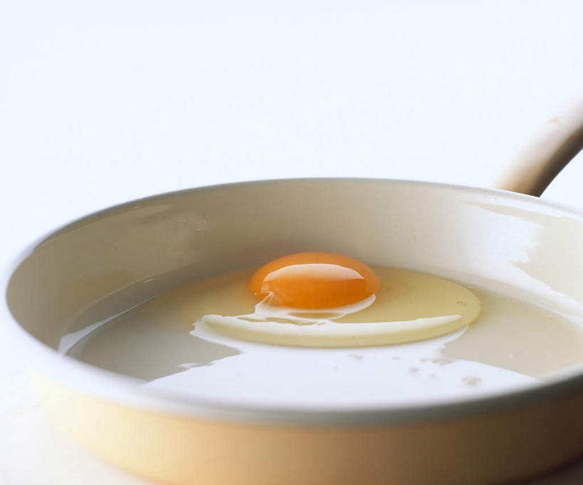 无人,横图,室内,特写,白天,白色背景,正面,烹饪,早餐,厨具,金属制品,金属,锅子,平底锅,蛋,荷包蛋,鸡蛋,煎蛋,食用油,油,锅,油锅,一个,黄色,摄影,影棚,单个,锅具,烹饪用具,卵,煎鸡蛋,烹调用具,烹调,彩图,影棚拍摄,拍摄
