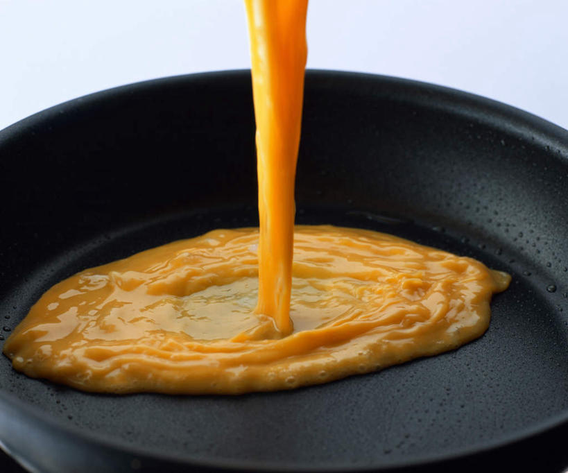 无人,横图,俯视,室内,特写,白天,白色背景,烹饪,早餐,厨具,金属制品,倒,金属,锅子,平底锅,液体,蛋,鸡蛋,食用油,油,锅,油锅,黄色,搅拌,摄影,影棚,锅具,烹饪用具,卵,烹调用具,烹调,彩图,高角度拍摄,影棚拍摄,拍摄