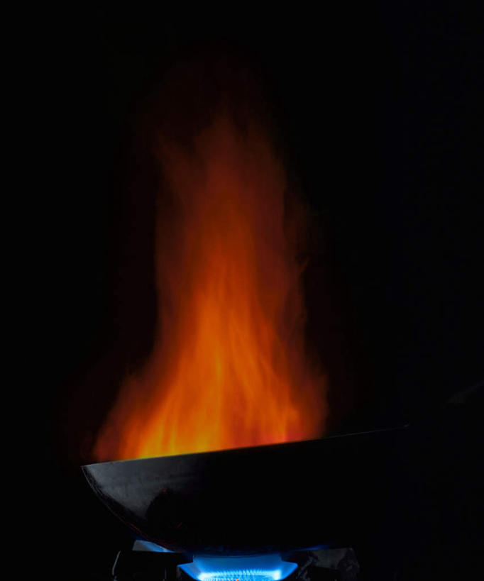 无人,竖图,室内,特写,白天,正面,烹饪,热情,静物,厨具,火,金属制品,黑色背景,金属,锅子,火焰,炉灶,燃烧,锅,油锅,一个,红色,蓝色,摄影,影棚,单个,锅具,烹饪用具,烹调用具,烹调,彩图,影棚拍摄,拍摄