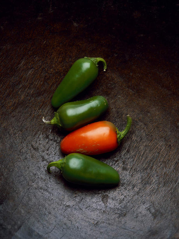 无人,竖图,俯视,室内,特写,白天,辣椒,蔬菜,一排,新鲜,整齐,食品,食物,排列,红色,绿色,四个,摄影,有机食品,绿色食品,影棚,摆放,队列,辣角,红海椒,大椒,辣虎,广椒,辣子,红辣椒,海椒,番椒,彩图,高角度拍摄,影棚拍摄,拍摄