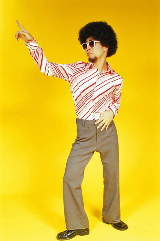 东方人,一个人,站,竖图,室内,白天,正面,衬衫,亚洲,仅一个男性,仅一个人,指,橙色背景,条纹,墨镜,眼镜,注视,黄种人,方向,仅一个年轻男性,太阳镜,太阳眼镜,观察,看,手势,站着,遮阳镜,摄影,影棚,观看,察看,指向,食指,关注,爆炸头,男人,男性,年轻男性,亚洲人,站立,彩图,全身,影棚拍摄,衬衣,拍摄