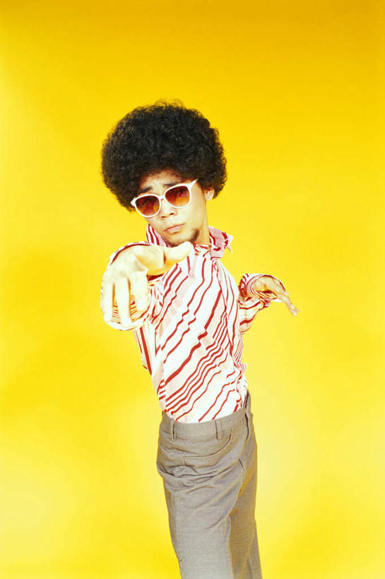 东方人,一个人,站,竖图,室内,白天,正面,衬衫,亚洲,仅一个男性,仅一个人,指,橙色背景,条纹,墨镜,眼镜,注视,黄种人,方向,仅一个年轻男性,太阳镜,太阳眼镜,观察,看,手势,站着,遮阳镜,摄影,影棚,观看,察看,指向,食指,关注,爆炸头,男人,男性,年轻男性,亚洲人,站立,半身,彩图,影棚拍摄,衬衣,拍摄