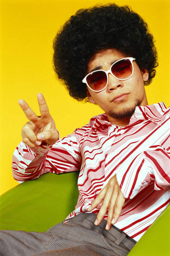 东方人,一个人,坐,竖图,室内,白天,正面,衬衫,快乐,兴奋,骄傲,成功,胜利,椅子,亚洲,仅一个男性,仅一个人,橙色背景,条纹,墨镜,眼镜,注视,黄种人,仅一个年轻男性,绿色,太阳镜,太阳眼镜,观察,看,手势,遮阳镜,自信,摄影,影棚,观看,察看,关注,爆炸头,球椅,太空椅,鸡蛋椅,男人,男性,年轻男性,亚洲人,坐着,半身,彩图,影棚拍摄,衬衣,欢乐,开心,拍摄