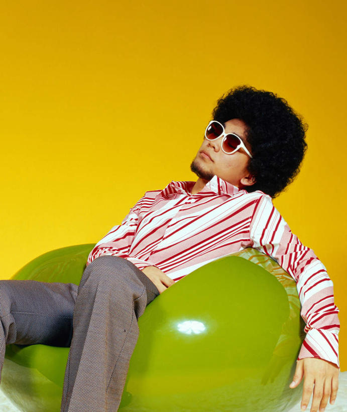 东方人,一个人,坐,竖图,室内,白天,正面,衬衫,椅子,亚洲,仅一个男性,仅一个人,橙色背景,条纹,墨镜,眼镜,注视,黄种人,仅一个年轻男性,绿色,太阳镜,太阳眼镜,观察,看,遮阳镜,摄影,影棚,观看,察看,关注,爆炸头,球椅,太空椅,鸡蛋椅,男人,男性,年轻男性,亚洲人,坐着,半身,彩图,影棚拍摄,衬衣,拍摄