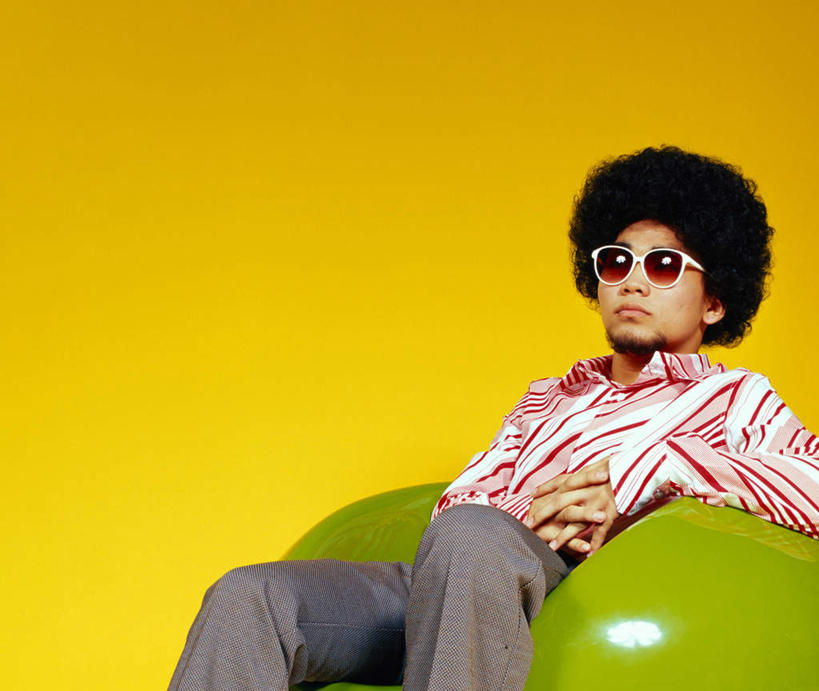 东方人,一个人,坐,横图,室内,白天,正面,衬衫,椅子,亚洲,仅一个男性,仅一个人,橙色背景,条纹,墨镜,眼镜,注视,黄种人,仅一个年轻男性,绿色,太阳镜,太阳眼镜,观察,看,遮阳镜,摄影,影棚,观看,察看,关注,爆炸头,球椅,太空椅,鸡蛋椅,男人,男性,年轻男性,亚洲人,坐着,半身,彩图,影棚拍摄,衬衣,拍摄