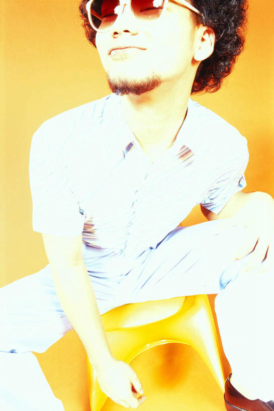 东方人,一个人,坐,竖图,室内,白天,正面,衬衫,亚洲,仅一个男性,仅一个人,橙色背景,阴影,条纹,反射,板凳,墨镜,眼镜,影子,凳子,注视,黄种人,仅一个年轻男性,太阳镜,太阳眼镜,观察,看,遮阳镜,摄影,影棚,观看,察看,关注,爆炸头,男人,男性,年轻男性,亚洲人,坐着,半身,彩图,影棚拍摄,衬衣,拍摄