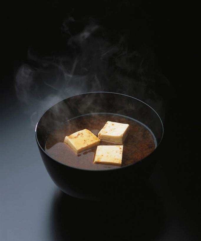 豆腐,无人,竖图,俯视,室内,特写,白天,烹饪,雾,阴影,沸腾,黑色背景,反射,蒸汽,影子,陶瓷,调料,汤,日本料理,味增,料理,食品,陶瓷制品,水蒸气,调味品,调味料,菜肴,美食,食物,一个,黑色,容器,碗,日式料理,日式,摄影,佳肴,影棚,单个,储藏,豆制品,储存,味噌汤,蒸发,日式大豆酱,味噌,彩图,高角度拍摄,影棚拍摄,拍摄,贮存