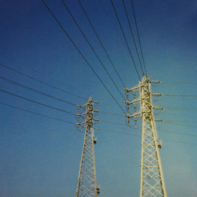 无人,方图,室外,白天,仰视,度假,美景,城市风光,城市,阴影,电力,光线,钢材,电缆,电线,影子,支架,景观,娱乐,电塔,蓝色,蓝天,天空,阳光,天,享受,休闲,景色,放松,能源,晴朗,支撑,资源,供电设备,高压电塔,高压输电线,两座,万里无云,高压电线塔,高压塔,晴空,晴空万里,彩图,低角度拍摄