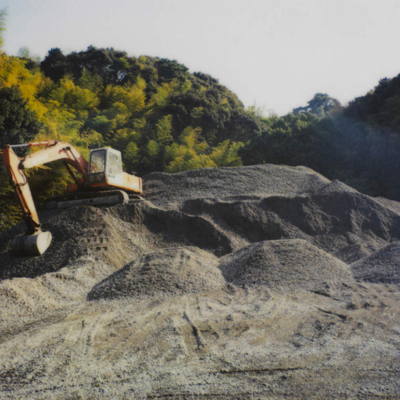 无人,方图,室外,白天,正面,旅游,度假,美景,山,树林,植物,汽车,一辆,阴影,光线,影子,景观,山峰,山峦,娱乐,车,树,树木,施工,绿色,天空,阳光,自然,建筑工地,交通工具,天,享受,休闲,机械,工程车,景色,放松,生长,成长,挖掘机,自然风光,载具,挖土机,地盘,建筑地盘,施工地盘,交通运输,农用机械,彩图,工地