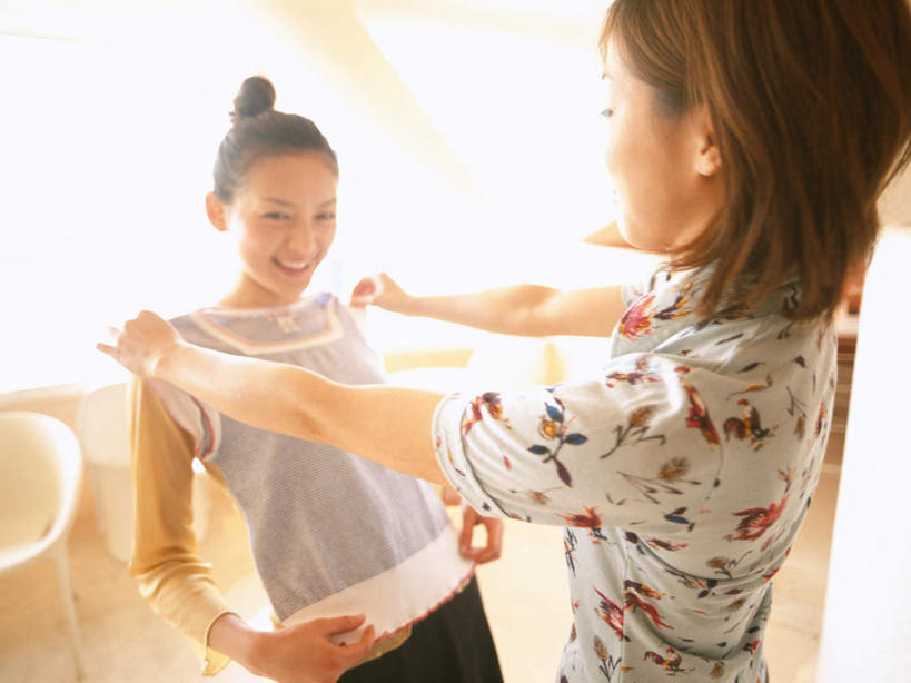 东方人,背部,两个人,站,笑,微笑,露齿笑,横图,室内,白天,正面,爱情,沙发,亚洲,握,服装,朦胧,模糊,方格,格子,浪漫,拿,拿着,注视,休闲装,黄种人,衣服,观察,看,试穿,站着,休闲,温暖,温馨,休闲服,恩爱,握着,恋人,服饰,观看,和睦,察看,关注,咖啡店,咖啡屋,布艺沙发,男人,男性,年轻男性,年轻女性,女人,女性,亚洲人,情侣,站立,半身,彩图,咖啡馆,伴侣,融洽