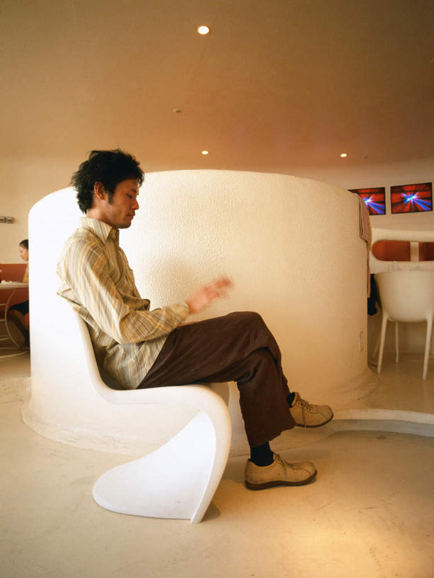 东方人,一个人,坐,竖图,室内,白天,侧面,沙发,亚洲,仅一个男性,仅一个人,服装,二郎腿,注视,休闲装,黄种人,仅一个年轻男性,衣服,观察,看,休闲,休闲服,服饰,观看,察看,关注,咖啡店,咖啡屋,布艺沙发,男人,男性,年轻男性,亚洲人,坐着,彩图,全身,咖啡馆