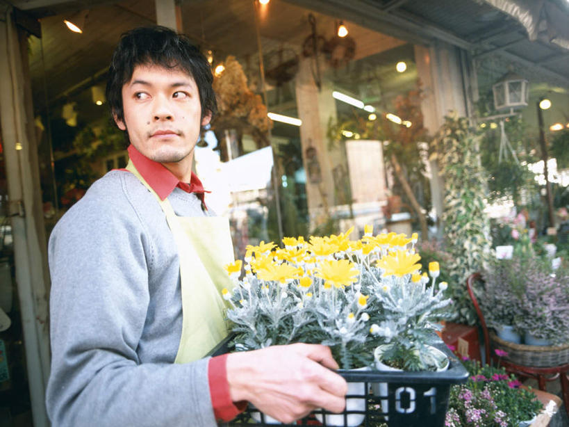 东方人,一个人,花商,花店,站,捧,横图,室外,白天,侧面,亚洲,仅一个男性,仅一个人,许多,服装,盛开,篮子,围裙,花蕾,扭头,注视,休闲装,黄种人,花,花瓣,花朵,鲜花,仅一个年轻男性,衣服,黄色,花苞,花蕊,观察,看,站着,转头,休闲,休闲服,服饰,观看,察看,关注,男人,男性,年轻男性,亚洲人,花店老板,花贩,卖花人,端,端着,捧着,手捧,站立,半身,彩图
