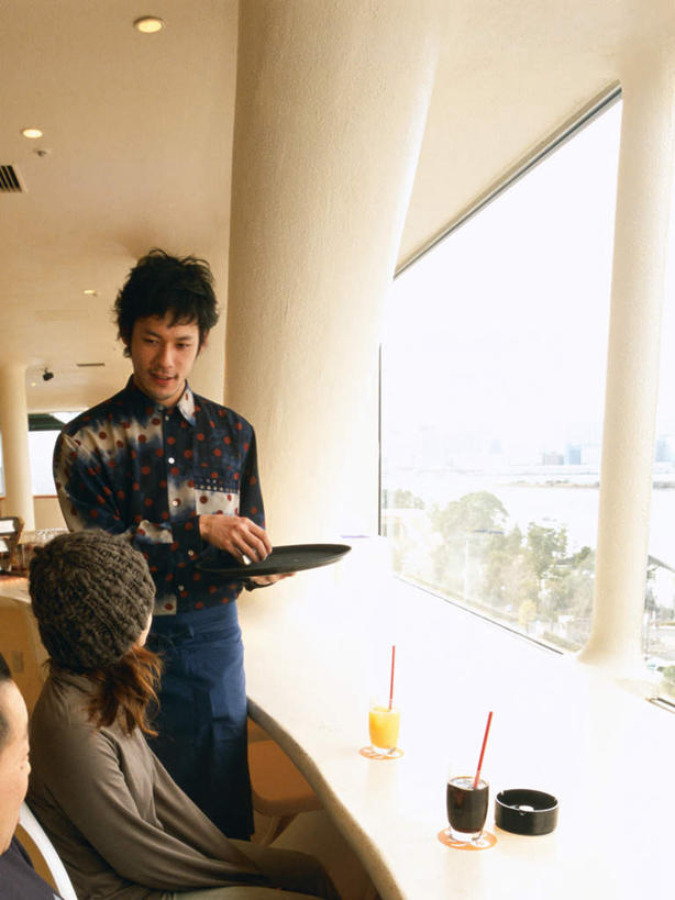 果汁,东方人,两个人,服务员,站,坐,竖图,室内,白天,正面,工作服,制服,窗户,天花板,托盘,照明,亚洲,握,阴影,光线,影子,灯光,饮品,一杯,拿,拿着,注视,黄种人,顶灯,顾客,玻璃窗,灯,饮料,阳光,灯具,观察,看,站着,握着,观看,照亮,察看,照明设备,关注,可口,上菜,咖啡店,咖啡屋,工作制服,适口,男人,男性,年轻男性,年轻女性,女人,女性,亚洲人,服务生,侍者,站立,坐着,半身,彩图,工作套服,咖啡馆