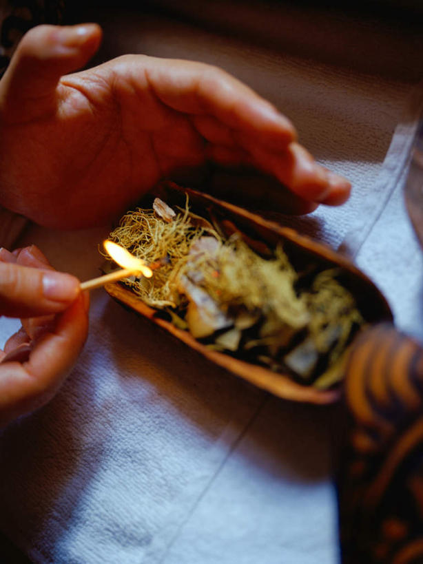 东方人,手,一个人,站,竖图,俯视,室内,特写,白天,热情,桌面,桌子,火,亚洲,双手,仅一个年轻女性,仅一个女性,仅一个人,握,朦胧,模糊,火柴,火焰,香炉,香料,燃烧,拿,拿着,黄种人,精油,香薰,站着,手部,放松,握着,芳香疗法,点火,洋火,舒心,舒缓,香薰精油,养颜,火柴梗,取火工具,减压,香薰疗法,植物精油,年轻女性,女人,女性,亚洲人,站立,半身,彩图,高角度拍摄