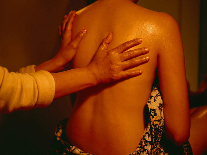 东方人,两个人,按摩师,坐,横图,室内,白天,按摩,亚洲,花纹,服装,图案,黄种人,裸露,背面,衣服,抹胸,精油,香薰,放松,芳香疗法,服饰,衣着,穿着,裸,舒心,舒缓,香薰精油,养颜,指压,减压,衣饰,香薰疗法,植物精油,年轻女性,女人,女性,亚洲人,技师,坐着,半身,彩图,推拿