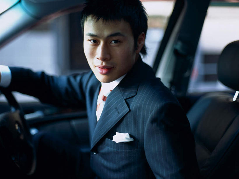 东方人,一个人,商务人士,商务男性,坐,笑,微笑,横图,室内,白天,侧面,衬衫,机器,仪器,汽车,亚洲,仅一个男性,仅一个人,握,套装,朦胧,模糊,注视,黄种人,设备,车,仅一个年轻男性,方向盘,交通工具,轿车,观察,驾驶,看,行驶,握着,观看,控制,察看,关注,载具,商务装,工薪阶层,驾驶座,男人,男性,年轻男性,亚洲人,白领,上班族,坐着,半身,彩图,衬衣