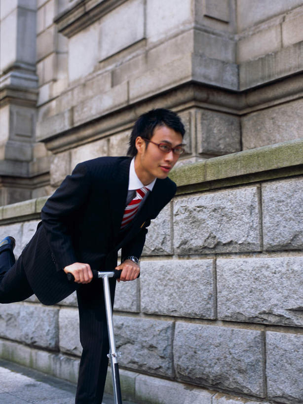 东方人,一个人,商务人士,商务男性,高楼大厦,站,竖图,室外,白天,侧面,衬衫,锻炼,运动,大厦,道路,建筑,路,摩天大楼,公路,亚洲,仅一个男性,仅一个人,套装,眼镜,墙,交通,抬腿,黄种人,极限运动,墙壁,墙面,仅一个年轻男性,扶,站着,滑板车,滑板,扶着,商务装,近视眼镜,工薪阶层,体育,男人,男性,年轻男性,亚洲人,白领,上班族,马路,站立,半身,彩图,衬衣,健身,大楼,高层建筑,高楼,摩天楼,滑板运动