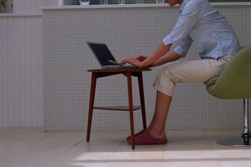 东方人,一个人,坐,横图,室内,白天,侧面,电脑,笔记本电脑,窗户,桌子,椅子,亚洲,仅一个年轻女性,仅一个女性,仅一个人,敲打,网络,木制,注视,黄种人,输入,通讯设备,玻璃窗,窗台,木制品,打字,观察,看,观看,点击,敲击,察看,无线,关注,沙发椅,通信设备,无线网络,无线上网,便携式电脑,按键,手提电脑,年轻女性,女人,女性,亚洲人,坐着,半身,彩图