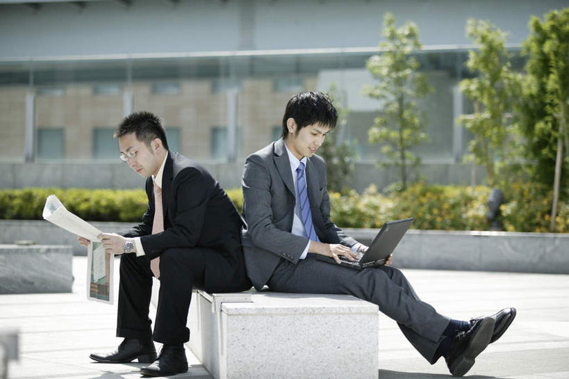 东方人,两个人,伙伴,朋友,商务人士,商务男性,高楼大厦,坐,捧,横图,室外,白天,侧面,衬衫,友谊,安全,合作,团队,电脑,笔记本电脑,植物,大厦,建筑,摩天大楼,报纸,亚洲,敲打,握,套装,网络,信息,花坛,石凳,拿,拿着,依靠,黄种人,输入,通讯设备,树,树木,绿色,自然,打字,倚靠,背靠背,战略,背对背,握着,生长,成长,新闻,点击,敲击,无线,通信设备,商务装,无线网络,无线上网,便携式电脑,工薪阶层,联合,合谋,配合,协作,信任,按键,手提电脑,男人,男性,年轻男性,亚洲人,白领,上班族,端,端着,捧着,手捧,坐着,彩图,全身,衬衣,大楼,高层建筑,高楼,摩天楼,报刊
