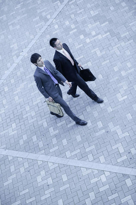 东方人,两个人,伙伴,朋友,商务人士,商务男性,广场,走,竖图,俯视,室外,白天,衬衫,友谊,合作,团队,亚洲,握,套装,包,公文包,地面,拿,拎,拿着,黄种人,战略,握着,公事包,商务装,工薪阶层,联合,合谋,配合,协作,男人,男性,年轻男性,亚洲人,白领,上班族,步行,散步,走路,彩图,高角度拍摄,全身,衬衣,拎着