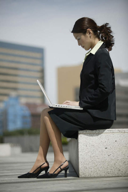 东方人,一个人,商务人士,商务女性,高楼大厦,坐,捧,竖图,室外,白天,侧面,高跟鞋,时尚,电脑,笔记本电脑,大厦,建筑,摩天大楼,鞋子,亚洲,仅一个年轻女性,仅一个女性,仅一个人,敲打,套装,网络,石凳,黄种人,输入,通讯设备,打字,点击,敲击,无线,时髦,通信设备,商务装,无线网络,无线上网,便携式电脑,工薪阶层,时兴,按键,手提电脑,年轻女性,女人,女性,亚洲人,白领,上班族,端,端着,捧着,手捧,坐着,彩图,全身,大楼,高层建筑,高楼,摩天楼