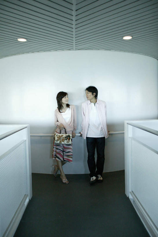 东方人,两个人,办公室,站,竖图,室内,白天,正面,裙子,爱情,天花板,桌子,照明,亚洲,服装,办公桌,墙,灯光,地面,浪漫,注视,休闲装,黄种人,长裙,顶灯,墙壁,墙面,灯,衣服,灯具,隔板,观察,看,站着,休闲,温暖,温馨,休闲服,恩爱,恋人,服饰,观看,半身裙,照亮,和睦,察看,照明设备,关注,男人,男性,年轻男性,年轻女性,女人,女性,亚洲人,情侣,站立,彩图,全身,伴侣,融洽