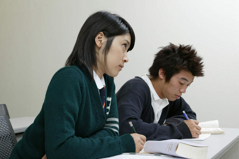 东方人,两个人,伙伴,朋友,坐,横图,室内,白天,侧面,制服,友谊,桌面,桌子,书籍,亚洲,写字,服装,笔,墙,办公用品,注视,黄种人,书桌,墙壁,墙面,文具,课桌,学习用品,观察,看,上课,教室,同学,校服,观看,文具用品,察看,书写,课堂,校友,关注,学生服,同窗,学友,友情,男人,男性,年轻男性,年轻女性,女人,女性,亚洲人,书,图书,坐着,半身,彩图,日本校服