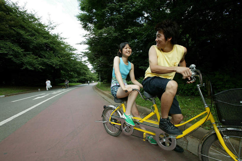 东方人,两个人,伙伴,朋友,站,坐,笑,微笑,露齿笑,横图,室外,白天,正面,友谊,草地,草坪,植物,道路,路,公路,自行车,亚洲,服装,分界线,停车线,交通,注视,休闲装,黄种人,车,脚踏车,草,树,树木,衣服,黄色,蓝色,绿色,自然,交通工具,观察,看,站着,骑车,休闲,休闲服,服饰,双人自行车,生长,成长,观看,车行道,车行道分界线,察看,关注,载具,标线,车行线,友情,男人,男性,年轻男性,年轻女性,女人,女性,亚洲人,马路,站立,坐着,彩图,全身