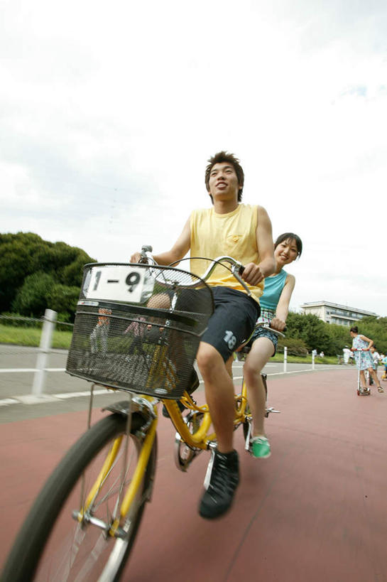 东方人,两个人,伙伴,朋友,站,坐,笑,微笑,露齿笑,竖图,室外,白天,仰视,友谊,草地,草坪,植物,道路,路,公路,自行车,帽子,亚洲,阴影,服装,光线,影子,分界线,停车线,交通,注视,休闲装,黄种人,运动帽,车,脚踏车,草,树,树木,衣服,黄色,蓝色,绿色,天空,阳光,自然,交通工具,天,观察,看,站着,骑车,休闲,休闲服,鸭舌帽,服饰,双人自行车,生长,成长,观看,车行道,车行道分界线,察看,关注,载具,标线,车行线,友情,男人,男性,年轻男性,年轻女性,女人,女性,亚洲人,马路,站立,坐着,彩图,低角度拍摄,全身