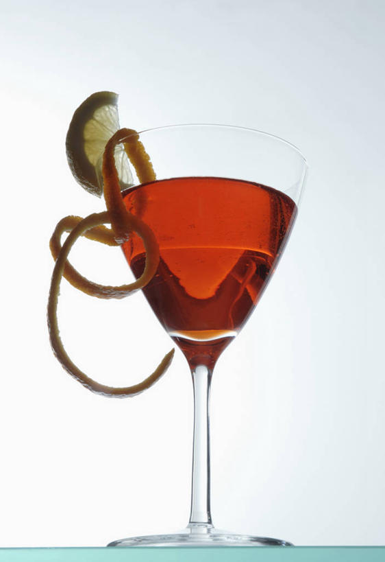 无人,竖图,室内,特写,白天,白色背景,仰视,餐桌,桌子,柠檬,杯子,水果,切开,阴影,新鲜,反射,高脚杯,影子,生食,食品,果实,果皮,酒类,一杯,开胃酒,玻璃制品,酒,食物,饮料,一个,红色,酒杯,切,摄影,有机食品,绿色食品,影棚,单个,餐台,柠檬皮,剖面,切面,鸡尾酒杯,餐前酒,玻璃杯,益母果,柠果,彩图,低角度拍摄,影棚拍摄,拍摄,金巴利,康帕利